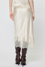 Load image into Gallery viewer, Soft Landing Silk x Lace Set
