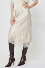 Load image into Gallery viewer, Soft Landing Silk x Lace Set
