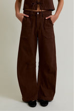 Load image into Gallery viewer, Got That Fall Feeling Barrel Jeans
