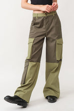 Load image into Gallery viewer, Olivia Cargo Mix Olive Pants
